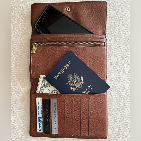 Louis Vuitton Pochette-passeport Wallet - Picture 15 of 15